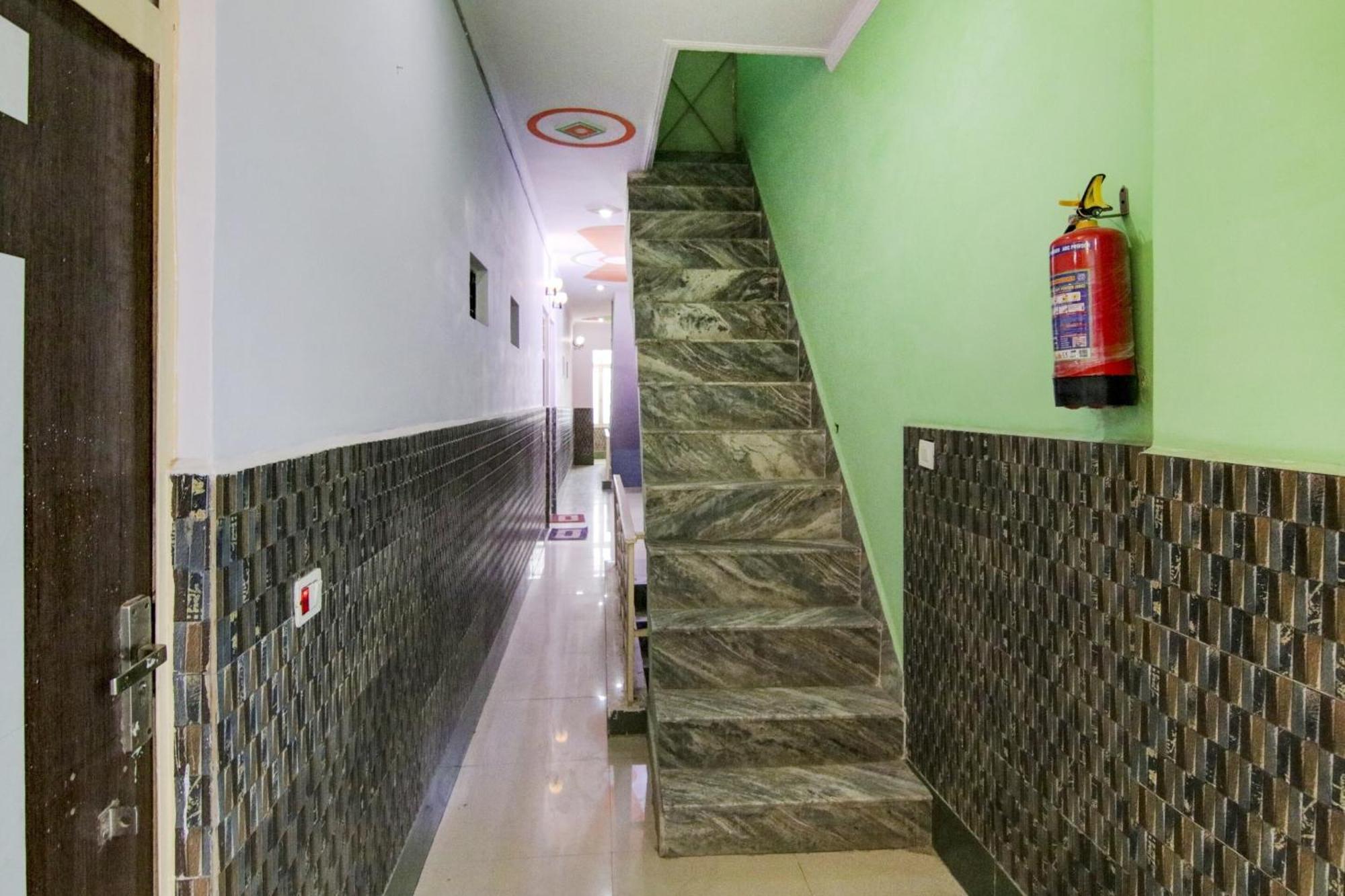 Hotel O S Palace Near Samaypur Badli Metro Station 델리 외부 사진